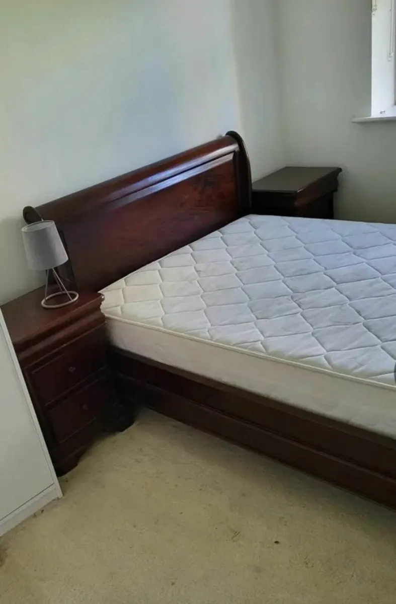 Mahogany sleigh bed and bedside lockers - Image 2