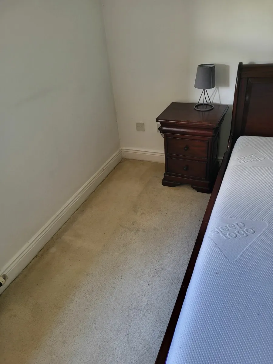 Mahogany sleigh bed and bedside lockers - Image 3