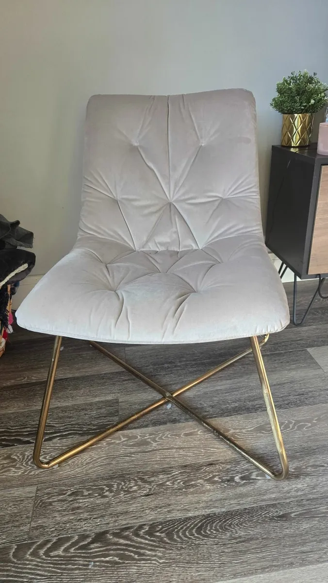 Beige velvet modern chair - Image 2
