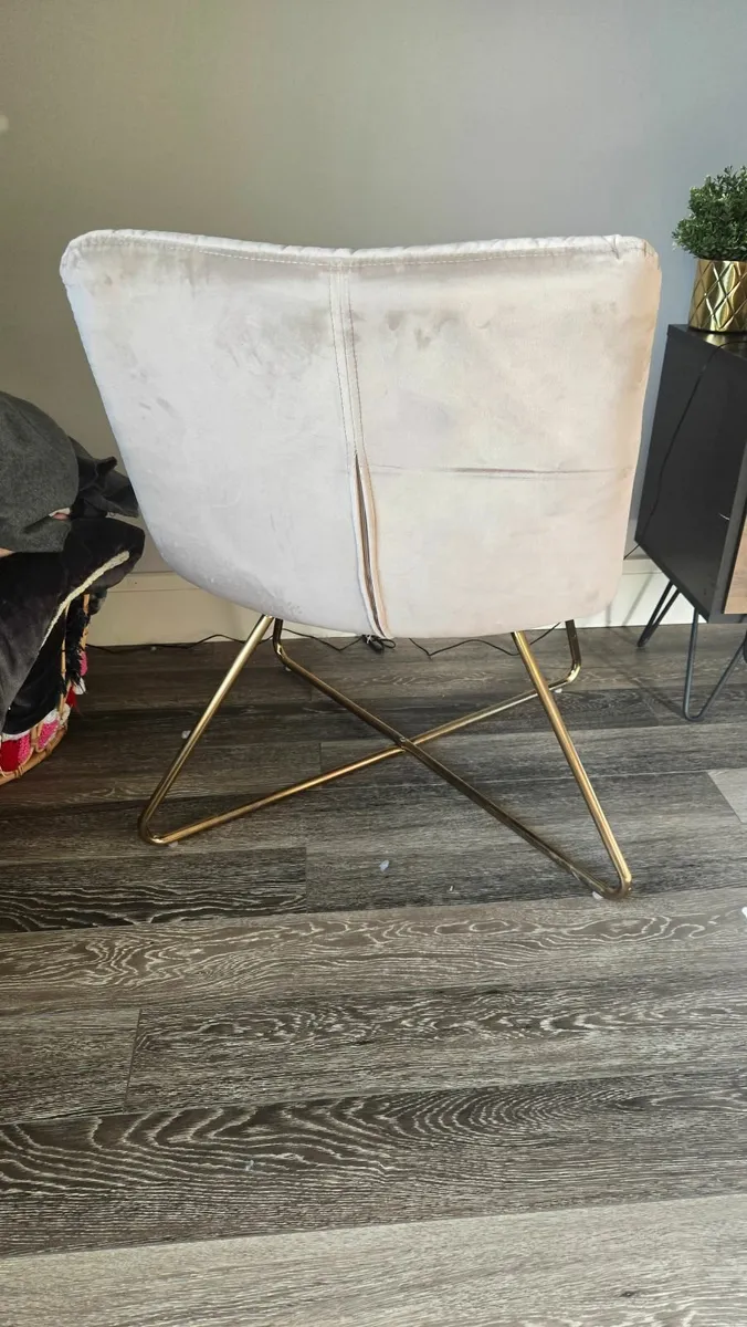 Beige velvet modern chair - Image 3