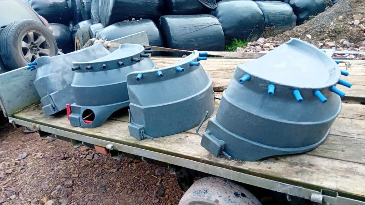4 Calf feeders - Image 1