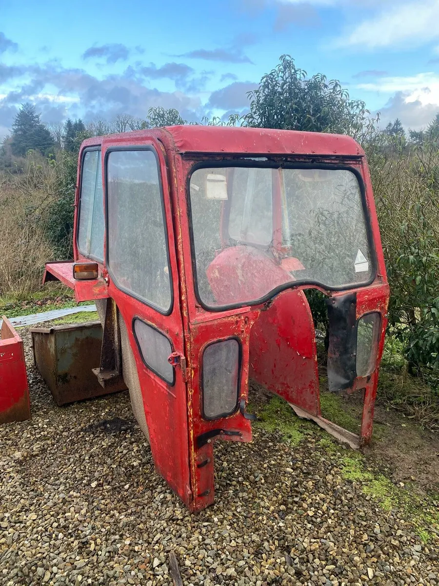 Ford 3000 Cab with glass - Image 1