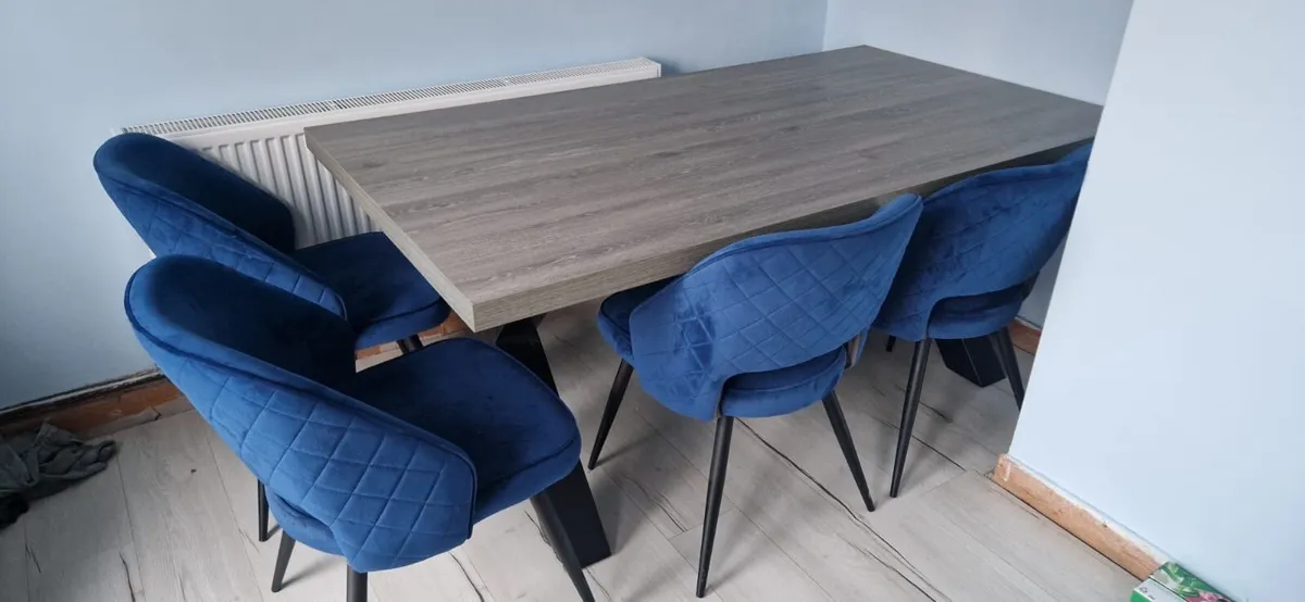 Kitchen table and chairs - Image 1