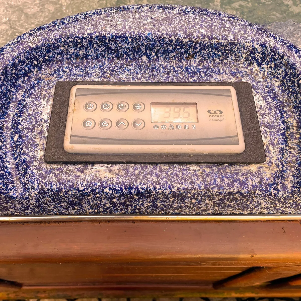 Arctic Spa 'Summit' hot tub - capacity 7 people - Image 2