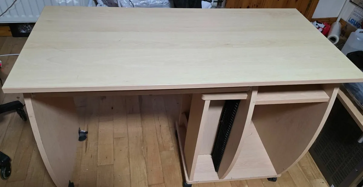 PC Table on wheels - Image 1