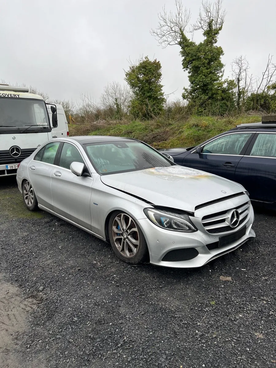 Breaking Mercedes c350e 2016 c class w205 hybrid - Image 1