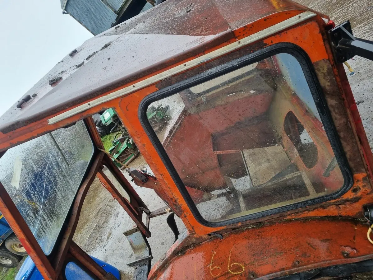 Tractor cab - Image 1