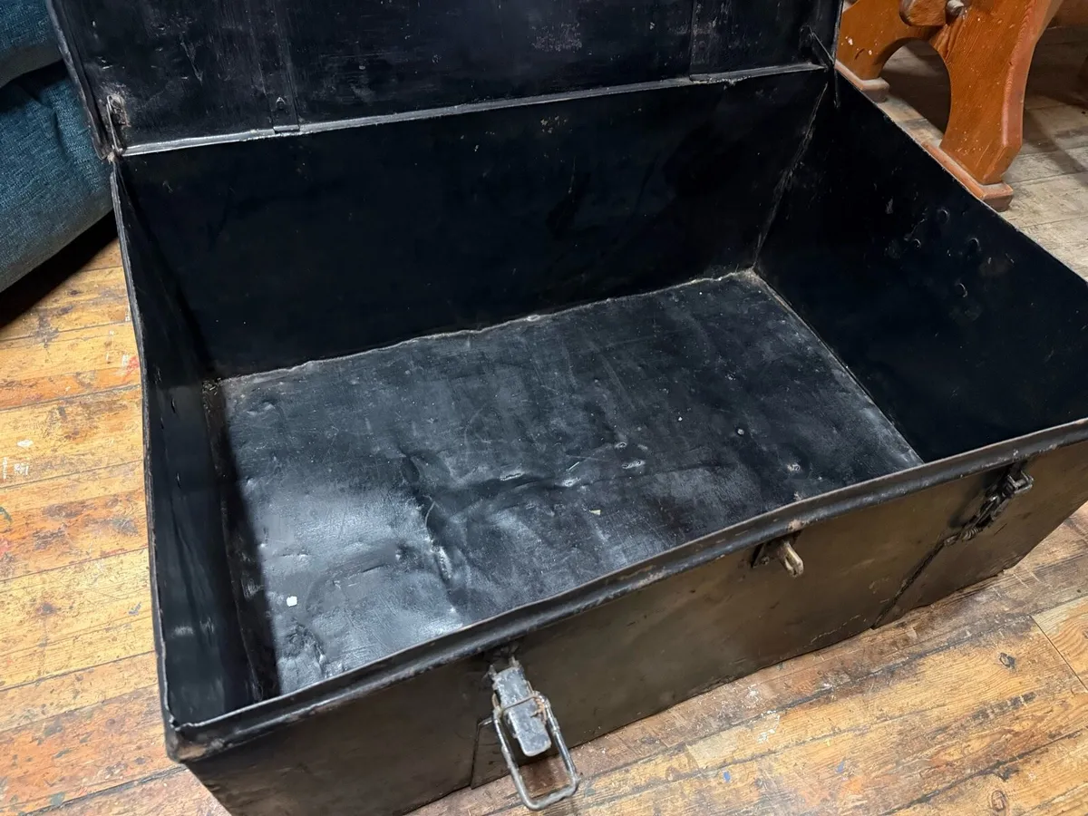 A large pair metal vintage travel cases - Image 3