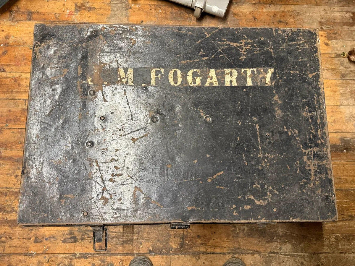 A large pair metal vintage travel cases - Image 2