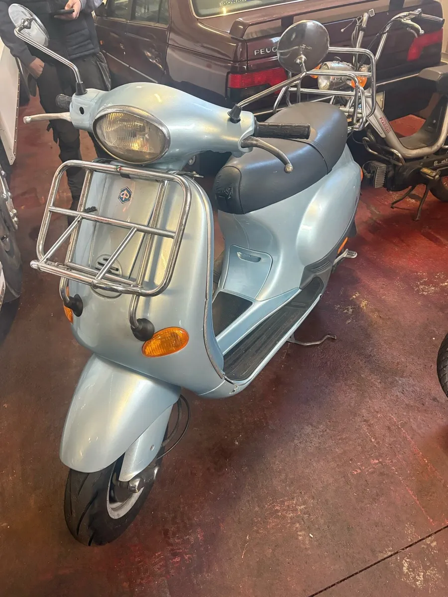 Vespa scooter - Image 1