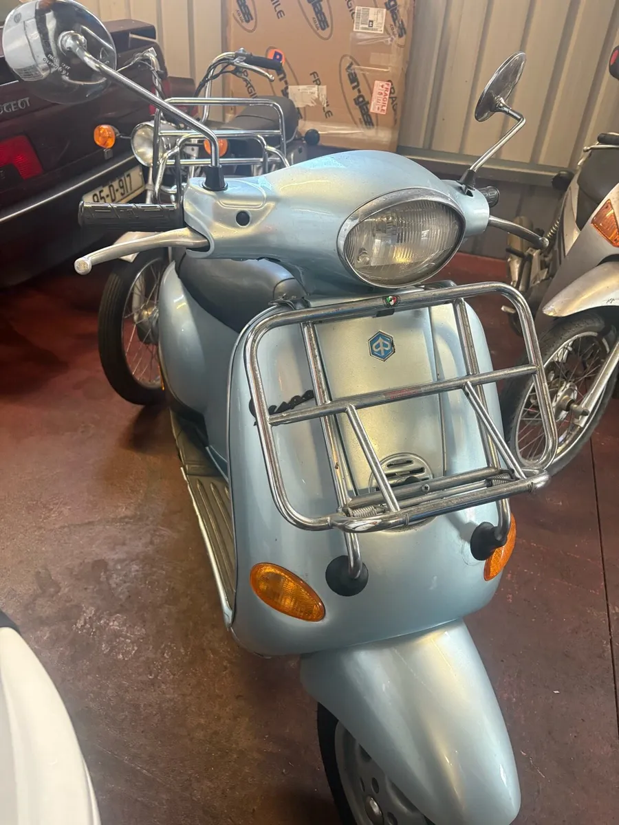 Vespa scooter - Image 2