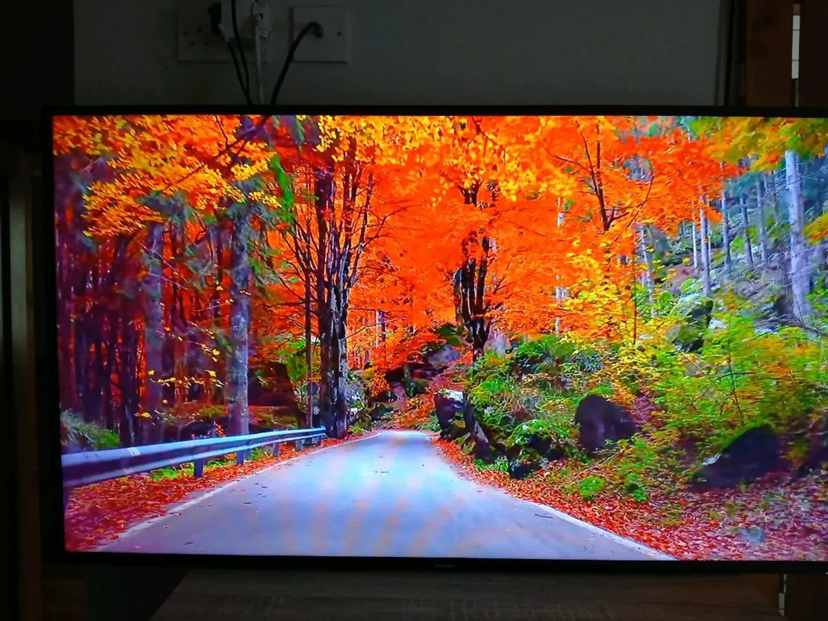 Sharp Aquos Harmon kardon - Image 2