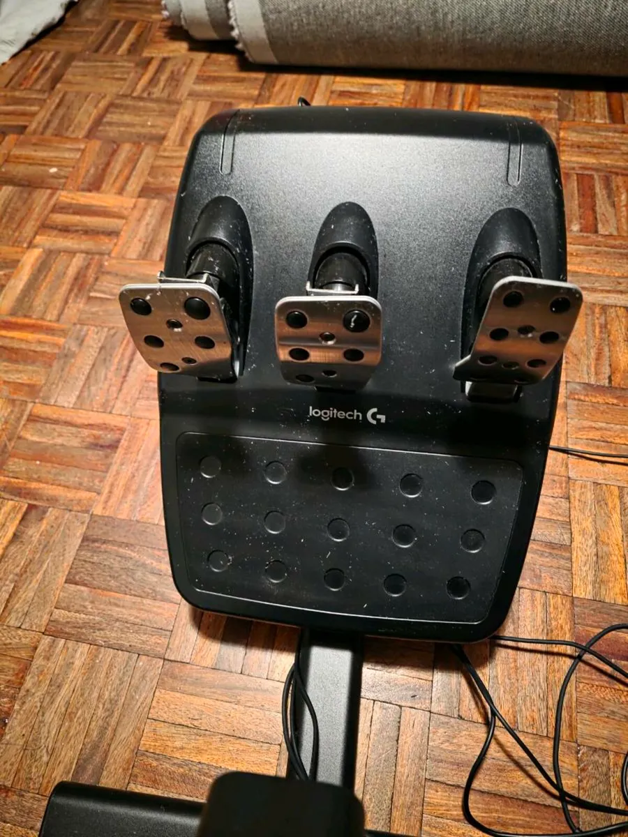 Logitech G29 with pedals, Shifter and Playseat - Image 3
