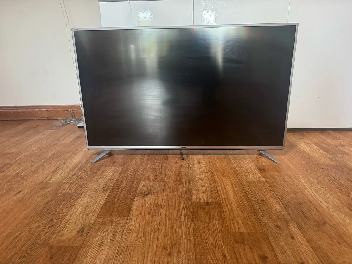 Sharp Smart TV 40” - Image 1