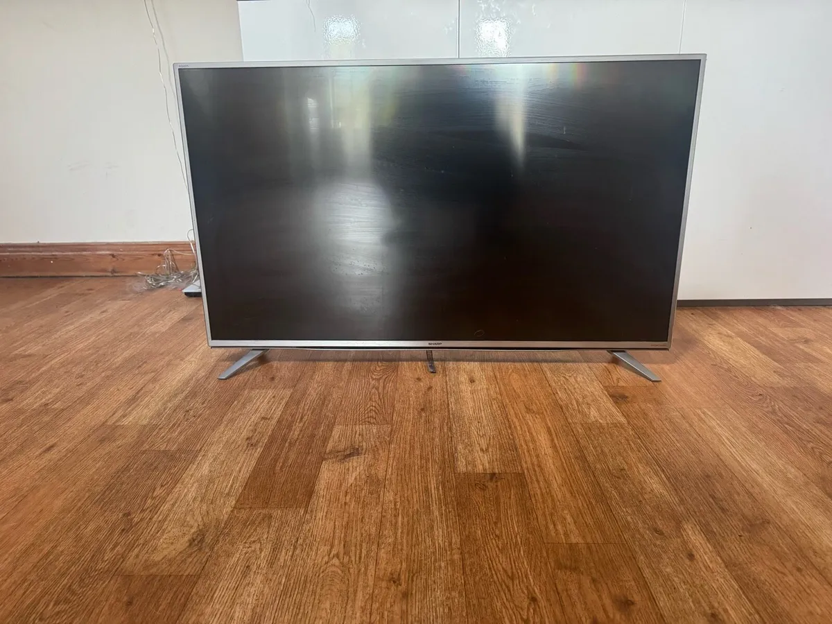 Sharp Smart TV 40” - Image 2