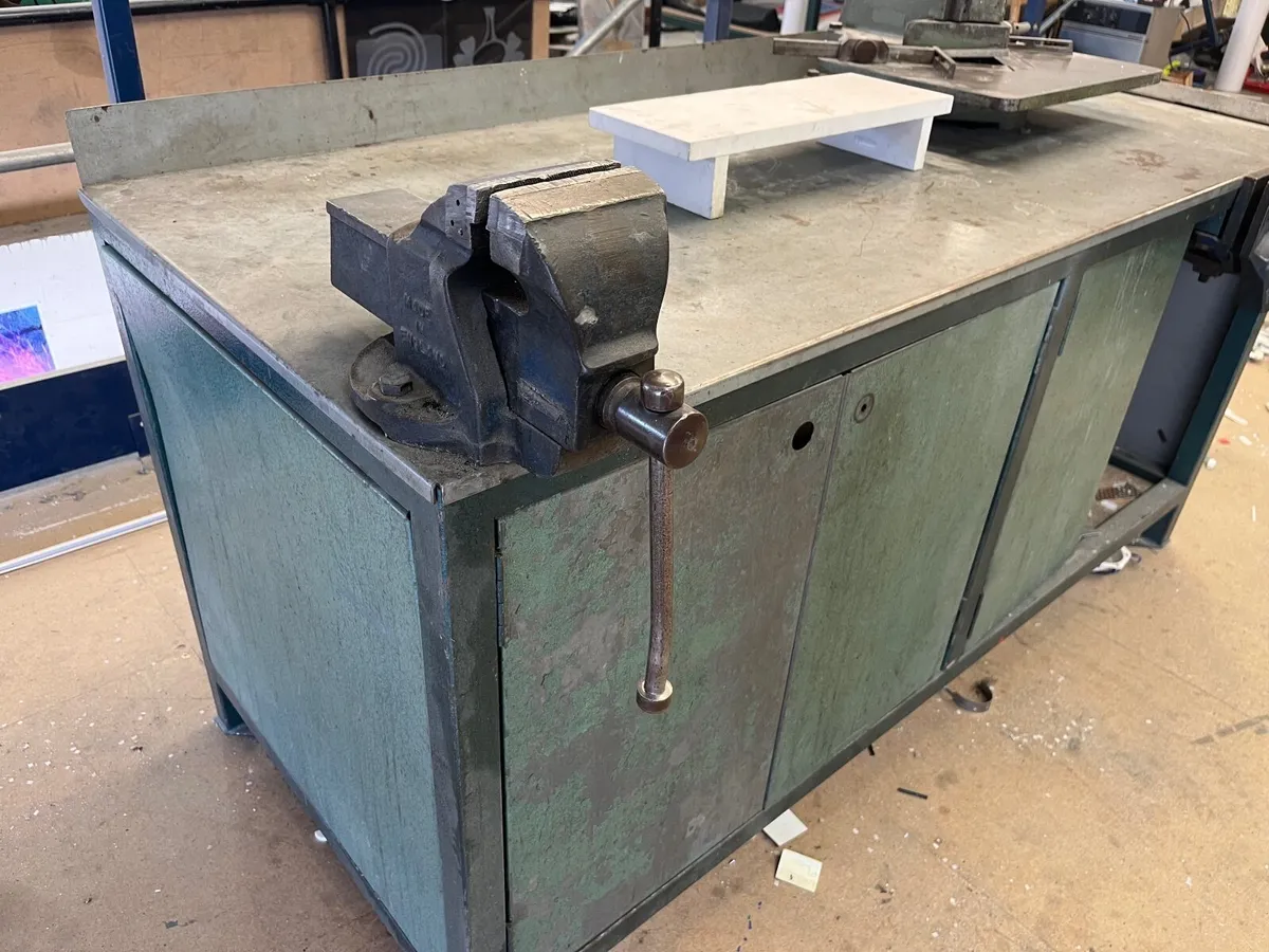 Steel work bench with vices. - Image 3