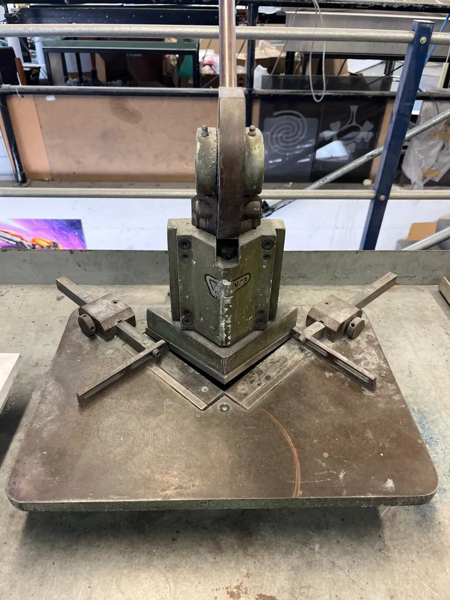 Steel work bench with vices. - Image 4