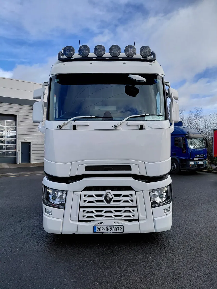 Beautiful Renault T-High 520 For Sale - Image 2