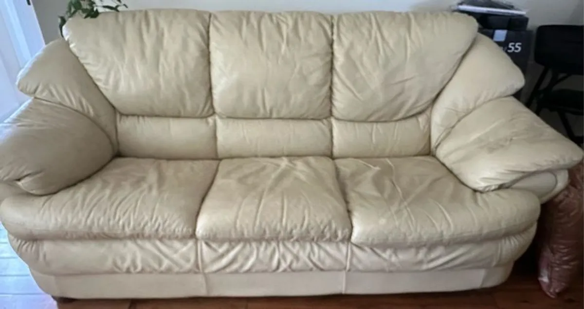 Cream leather three piece suite - Image 1