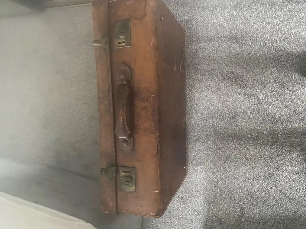 Antique suitcase - Image 1
