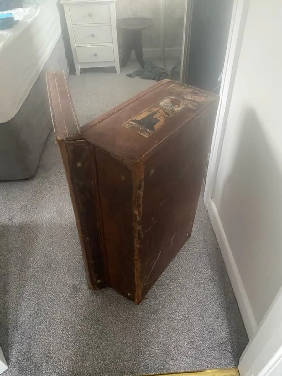 Antique suitcase - Image 2