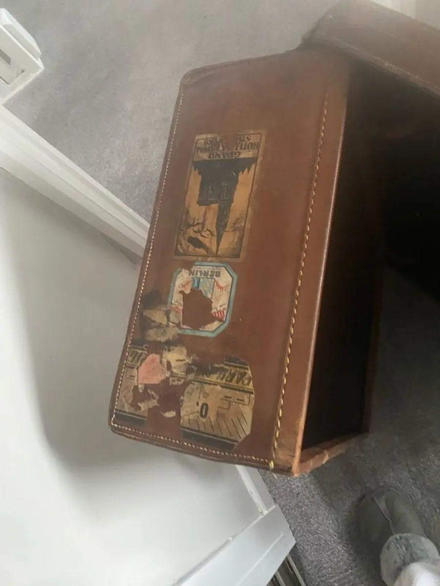 Antique suitcase - Image 3