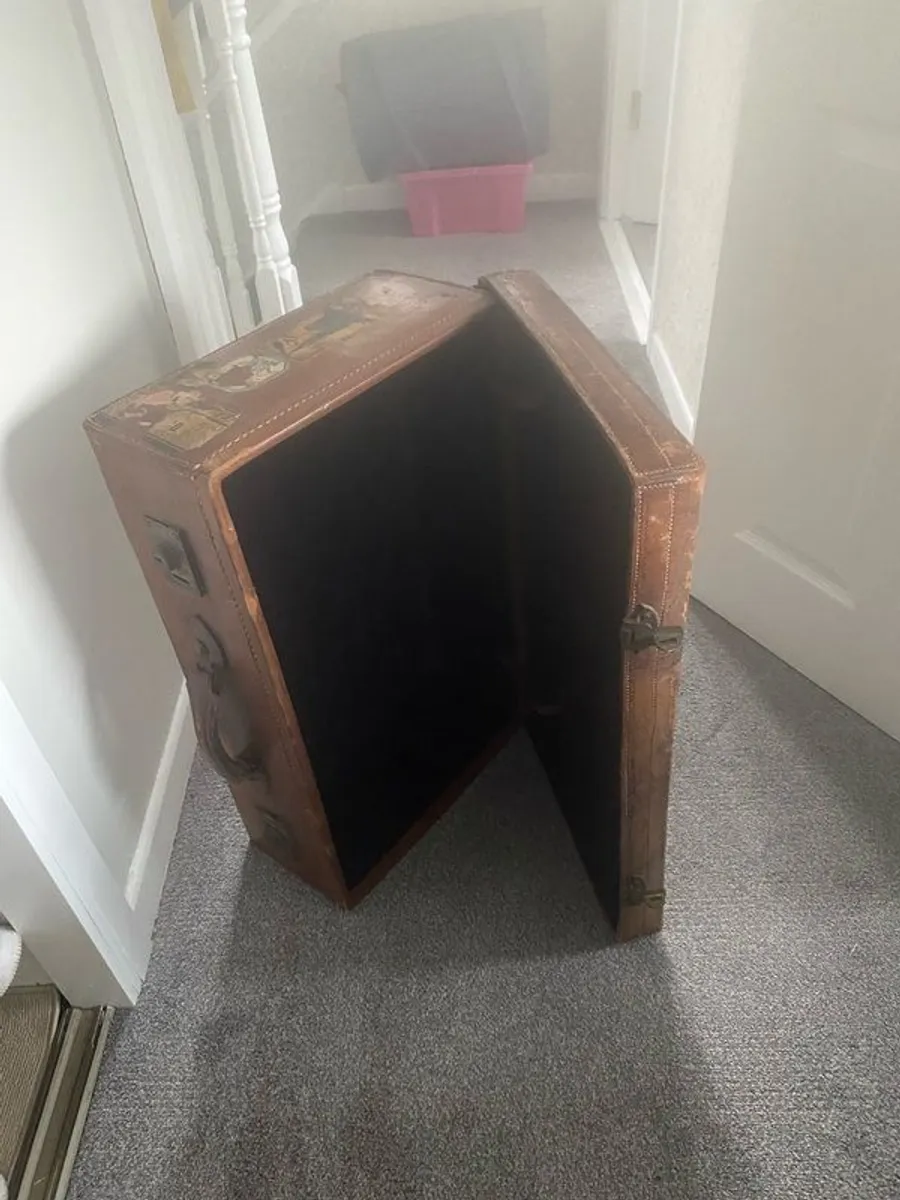Antique suitcase - Image 4