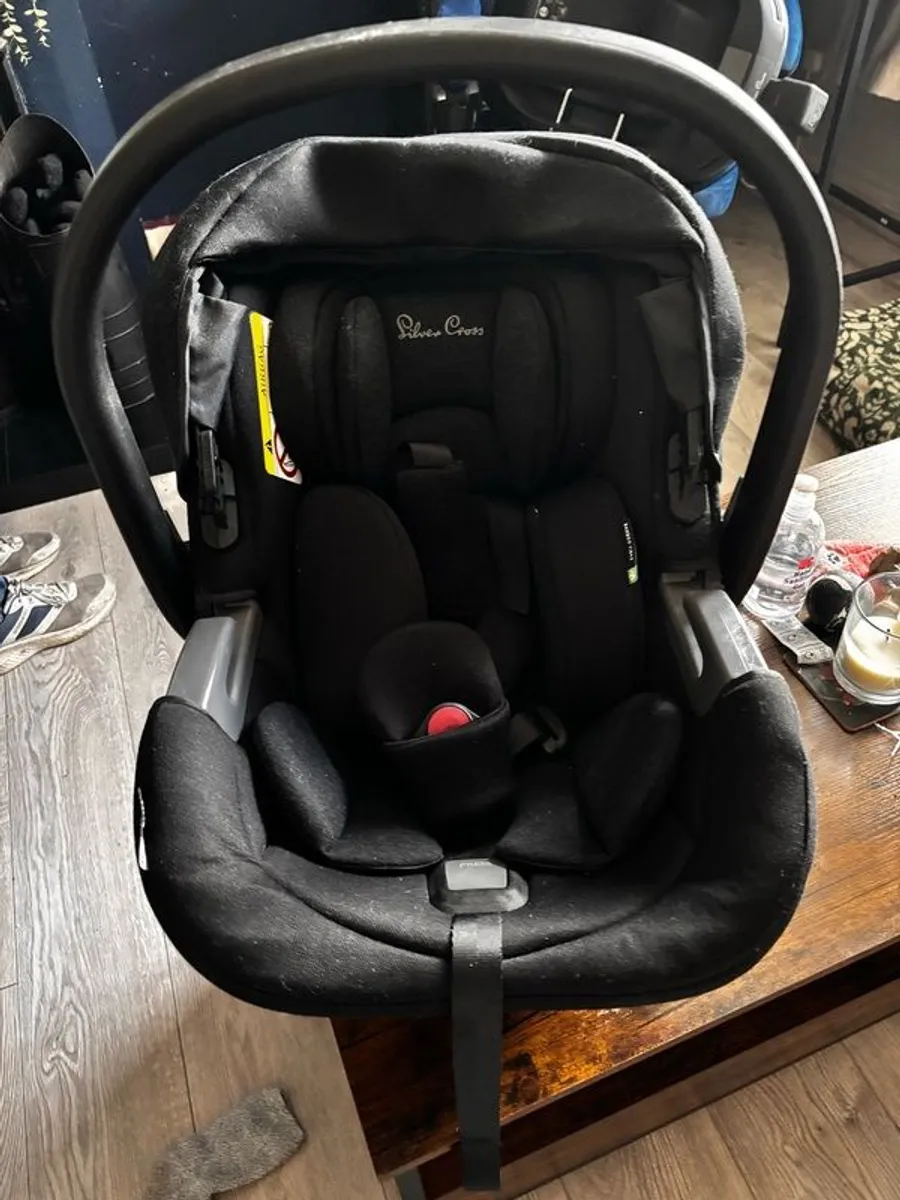 Silver Cross car seat and isofix base - Image 1