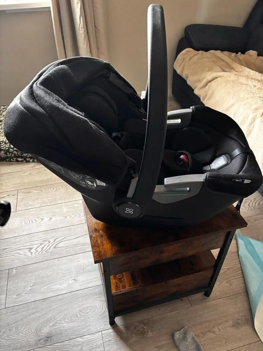 Silver Cross car seat and isofix base - Image 2