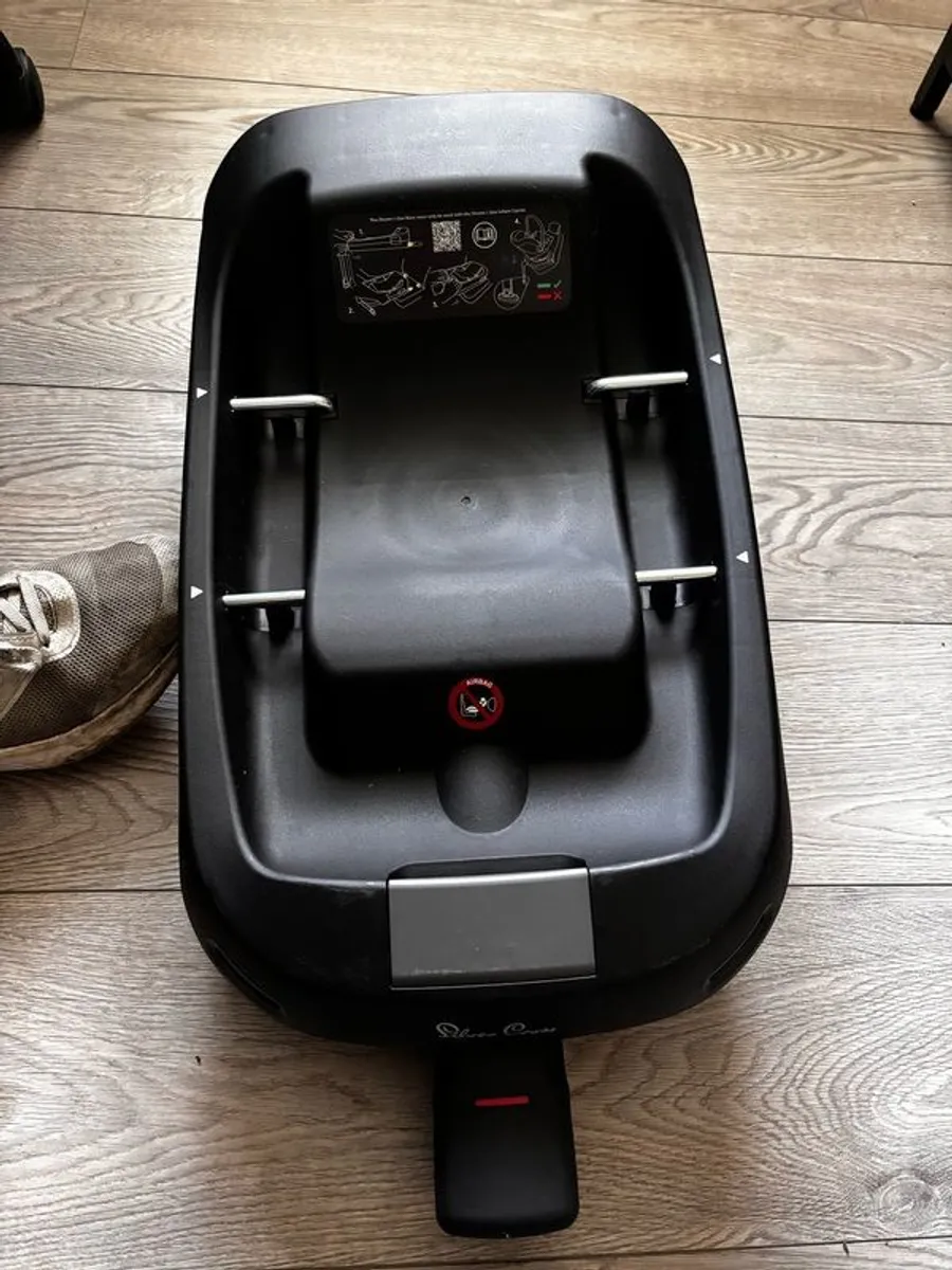 Silver Cross car seat and isofix base - Image 4