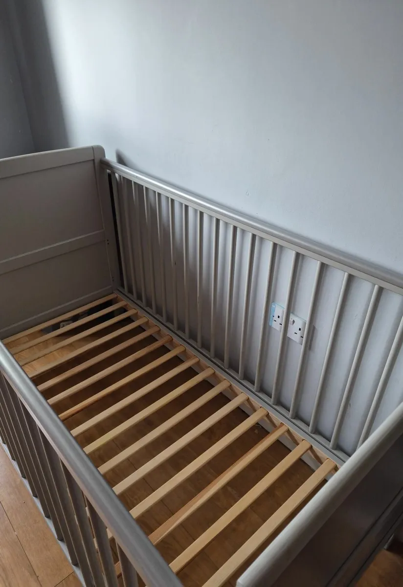 Grey cot - Image 3