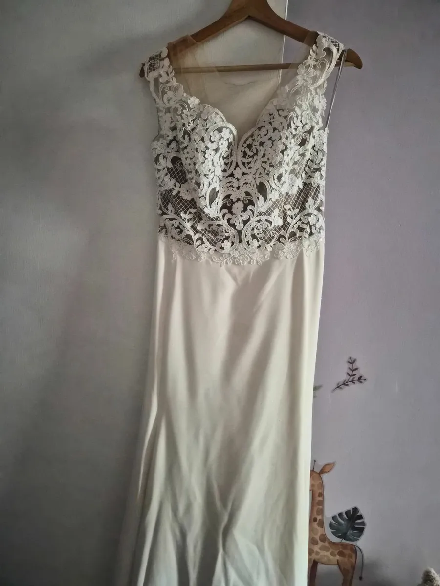 Wedding dress size 10/12 - Image 1