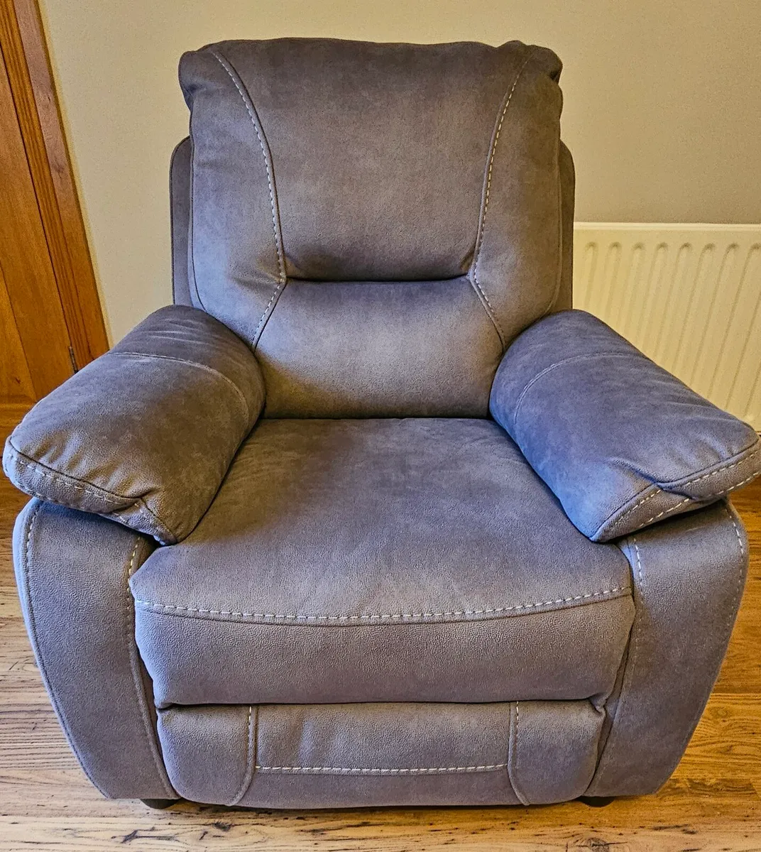 3-2-1 sofa,  reclining 3 seater, as new. - Image 3