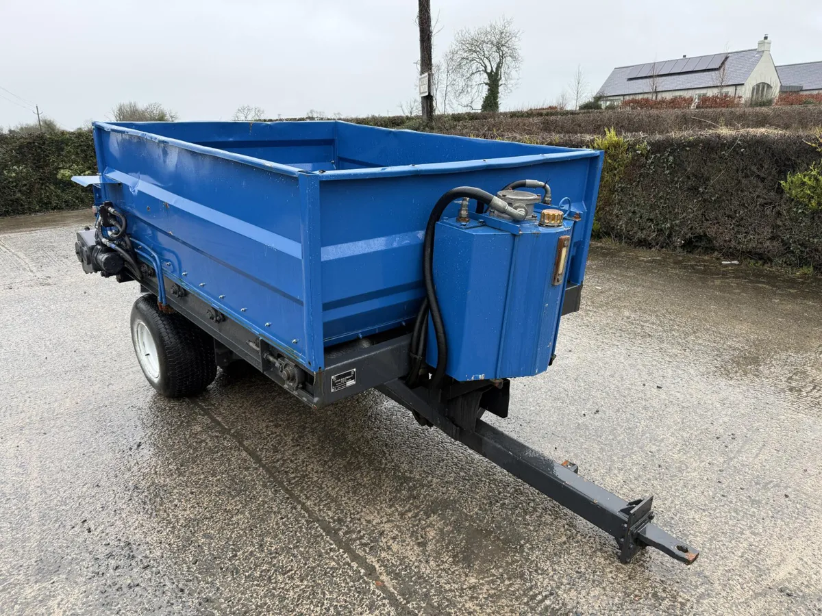 2004 Toe-Behind Topdresser **Online Auction** - Image 1