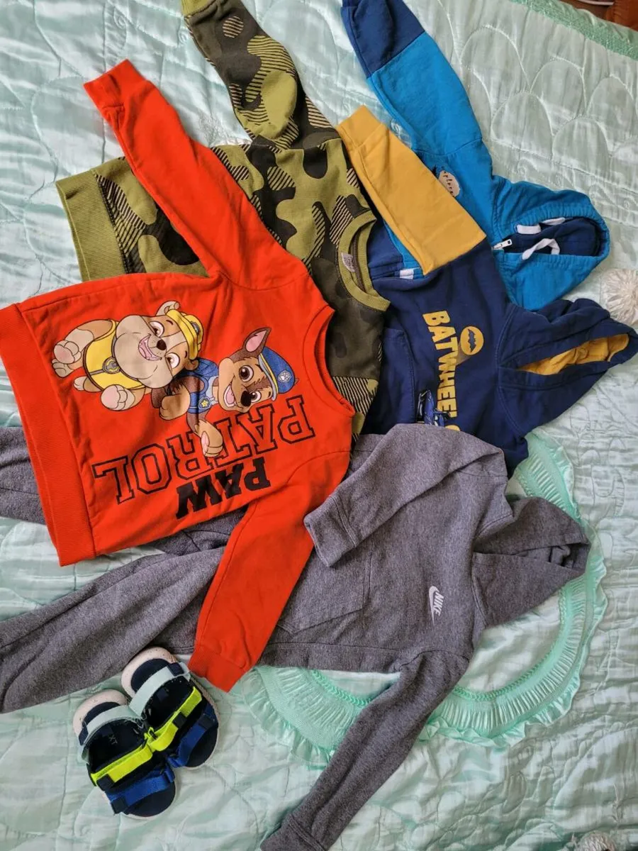 Boy's clothes - Image 1