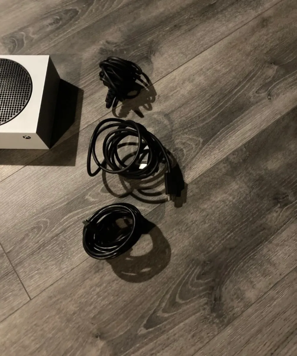 Xbox series s with cables and controller - Image 3