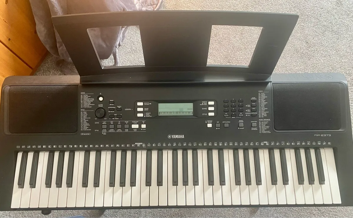 Yamaha Keyboard and stand - Image 3