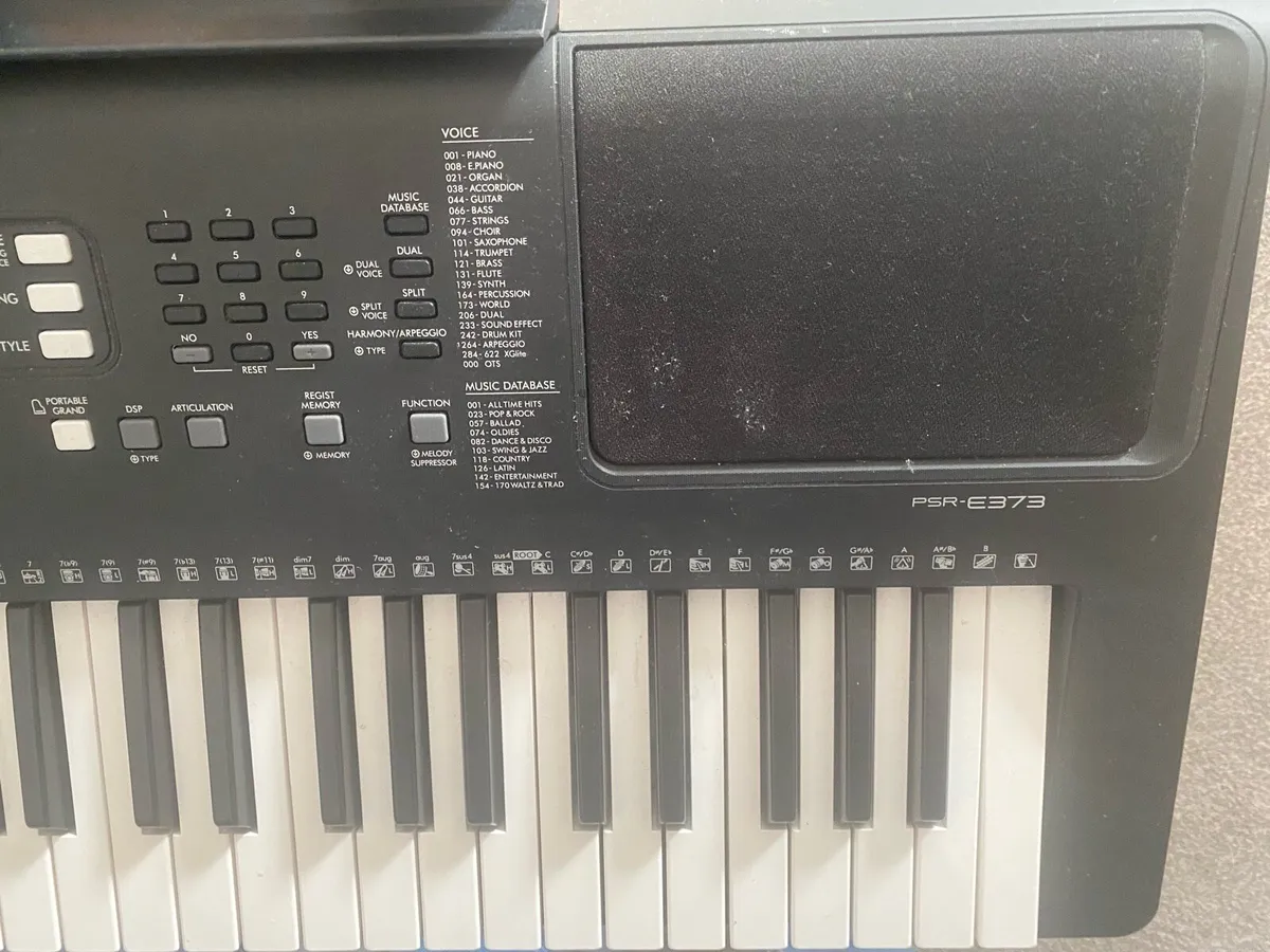 Yamaha Keyboard and stand - Image 4