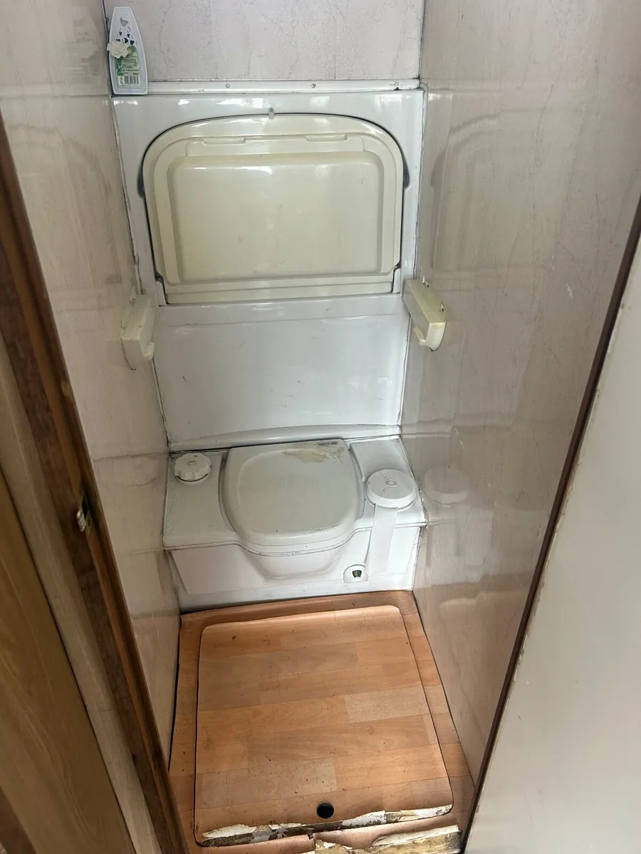 Volvo FL6 Horse Lorry - Image 3