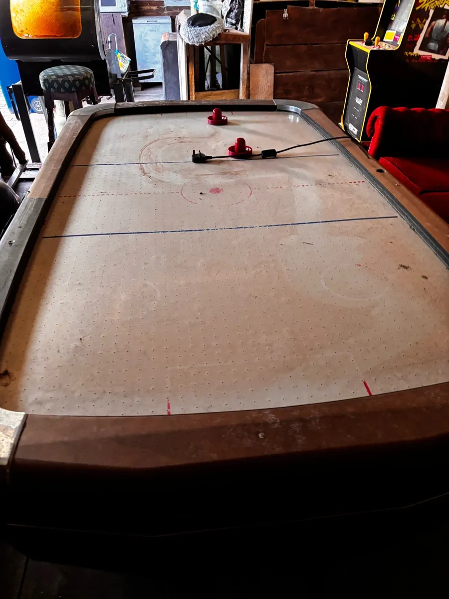Air hockey table - Image 2