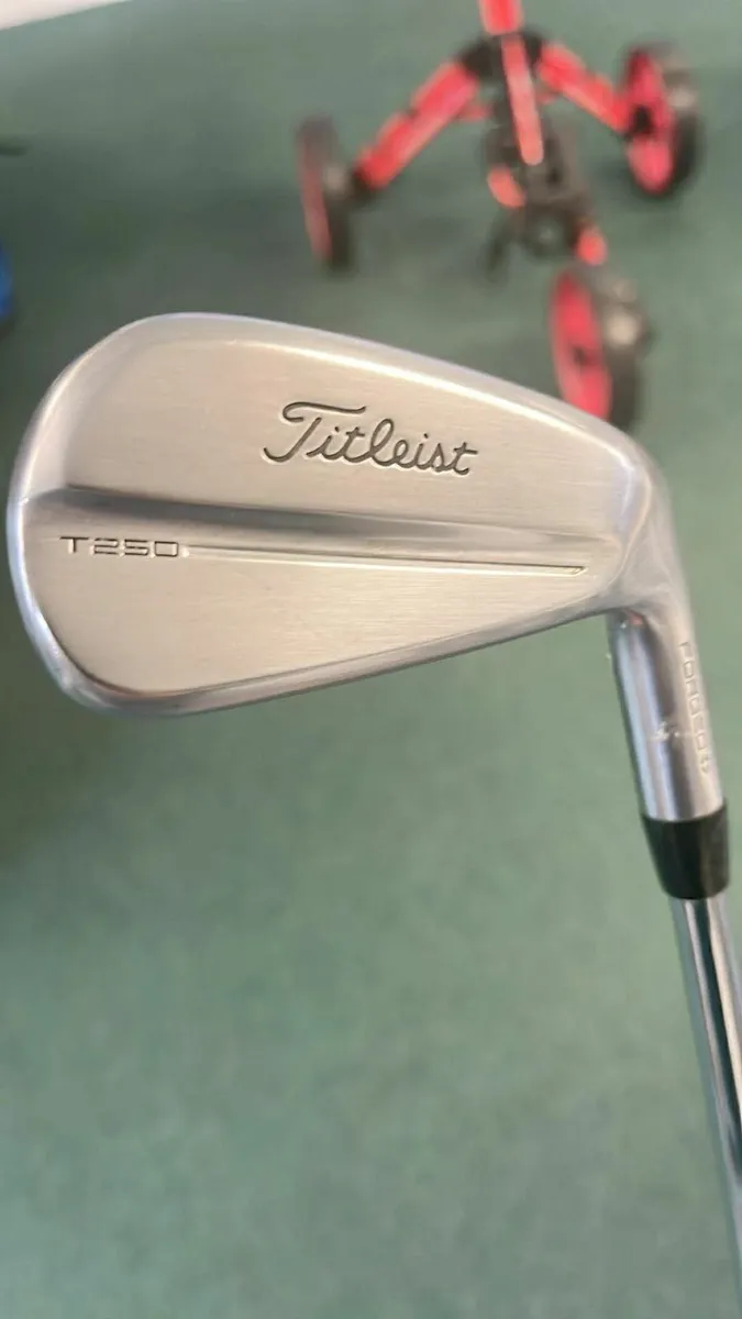 Titleist T250 4G 5-GW AMT BLACK €1699 Now €1099 - Image 4