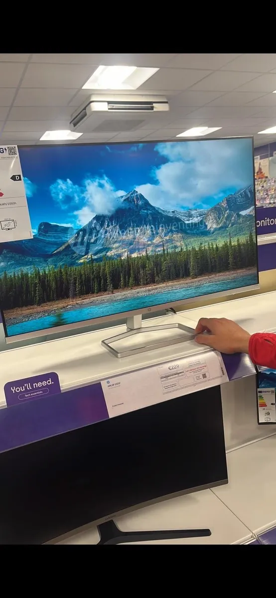 A gaming monitor - Image 4