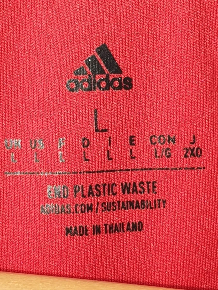 Manchester United 2022/3 home shirt size Large - Image 2