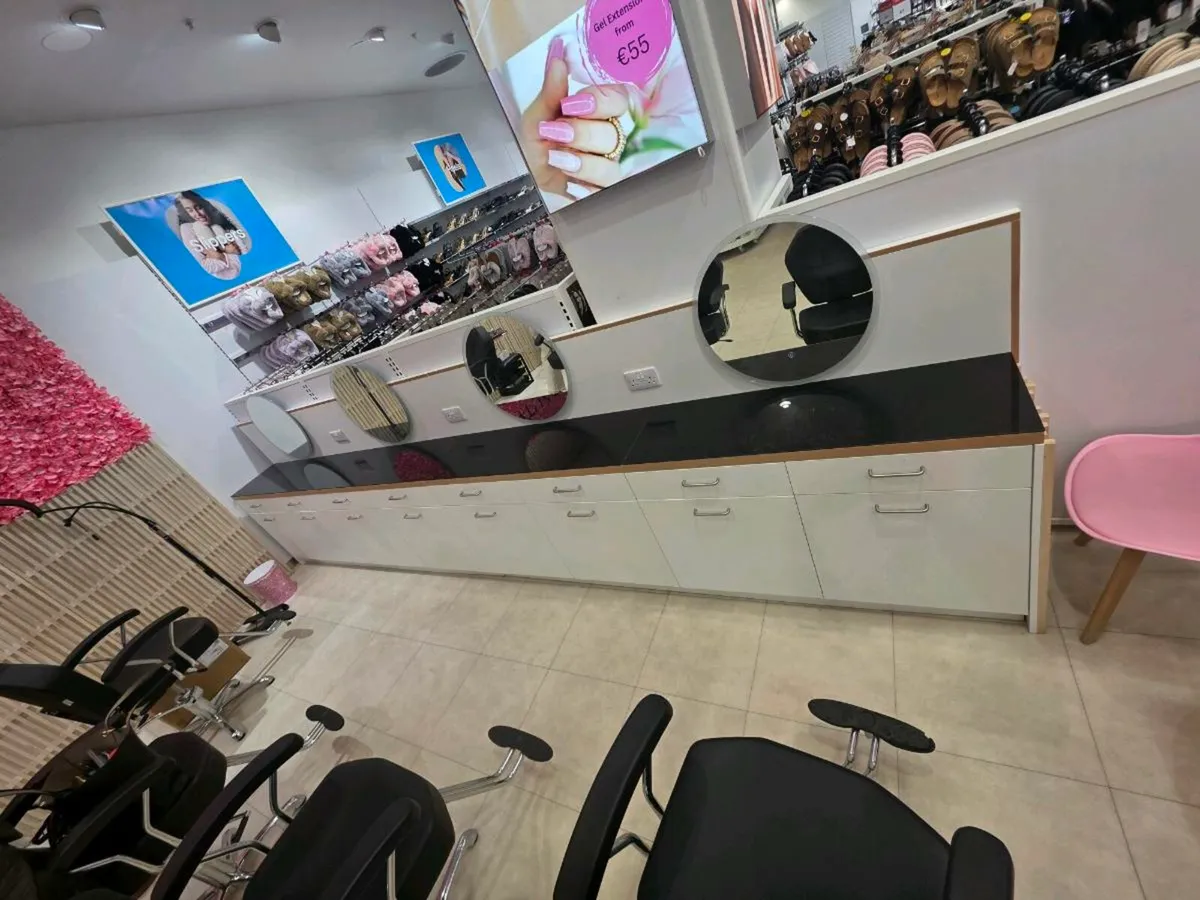 Styling Unit with LED Mirrors - Image 3