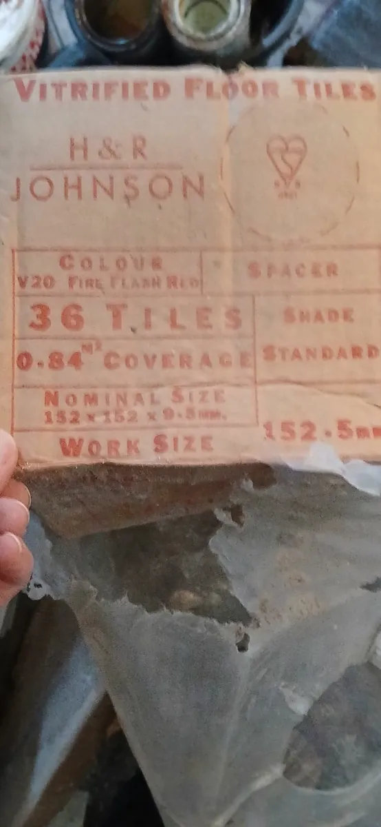 19 red floor tiles - Image 3