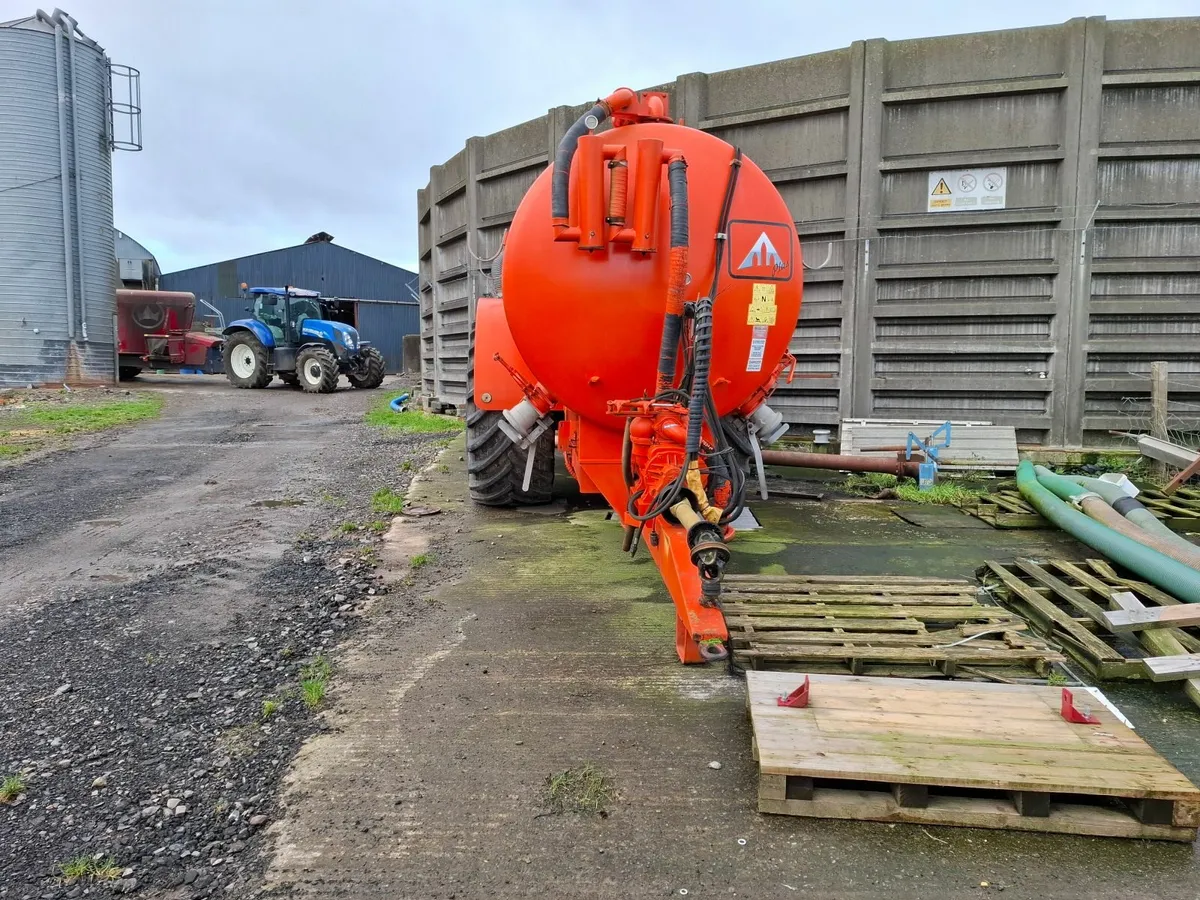 2500 gallon abbey with 7.5m trailing shoe - Image 3