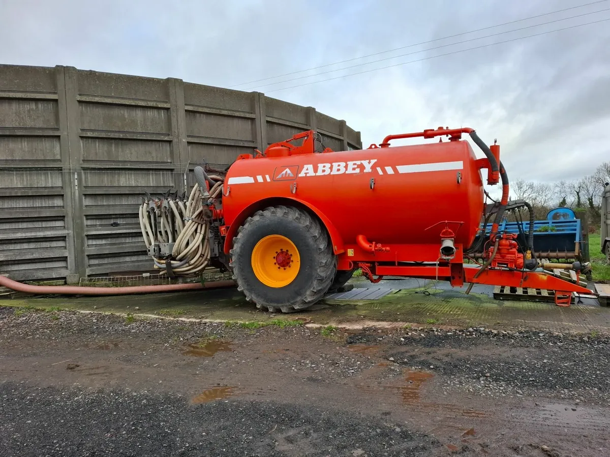 2500 gallon abbey with 7.5m trailing shoe - Image 1