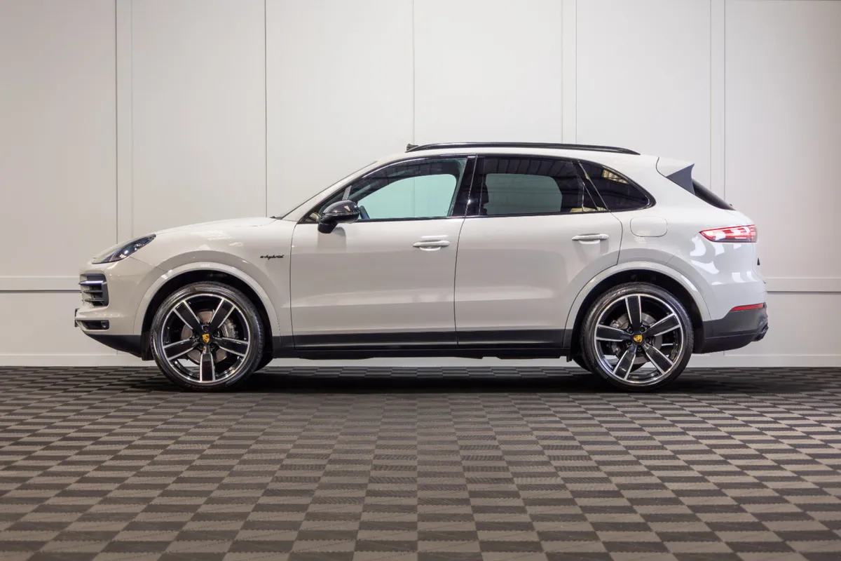 222 Porsche Cayenne 3.0 V6 E-Hybrid 5 Seat N1 - Image 3