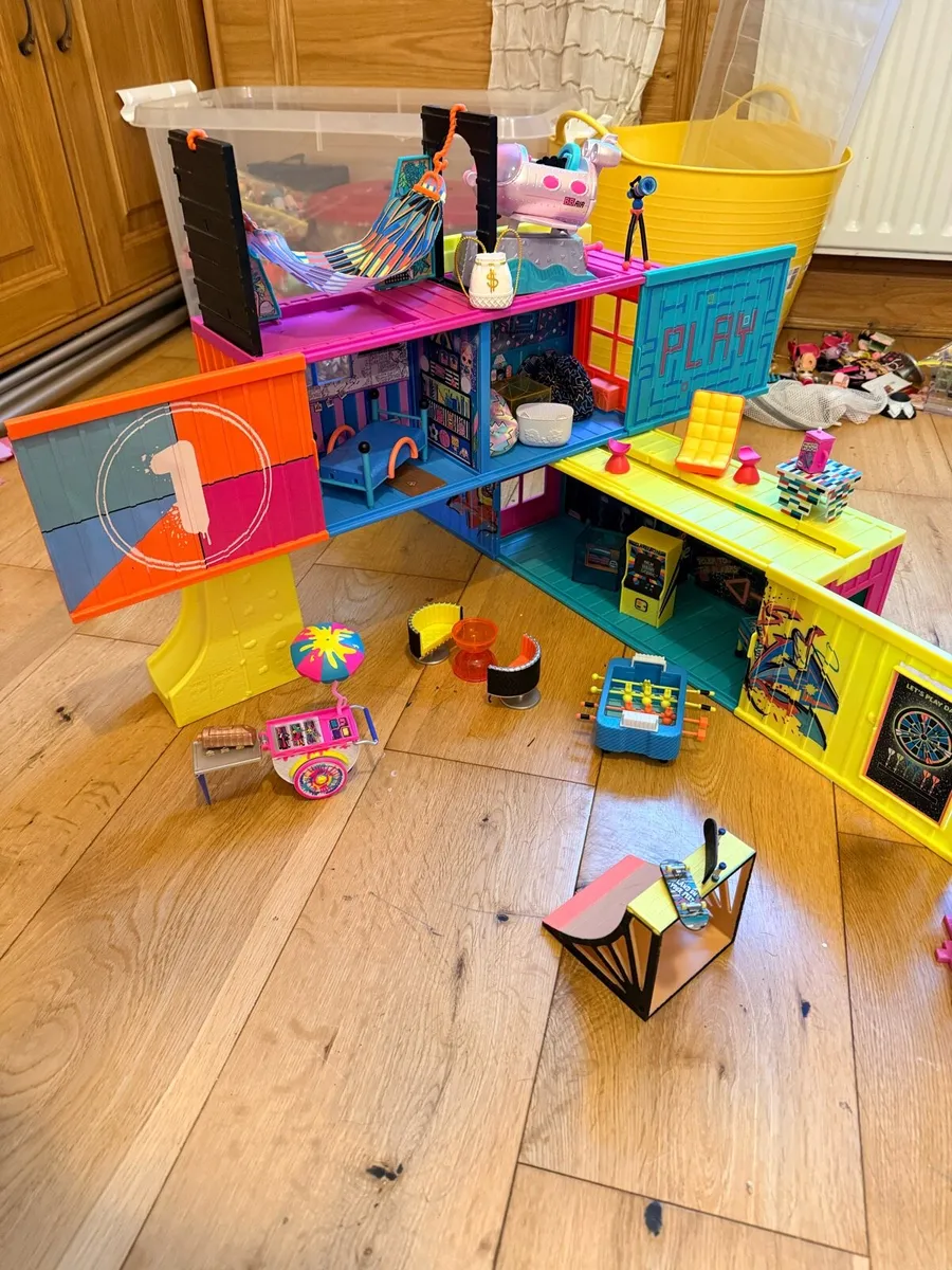 Large garage sale read description - Image 3