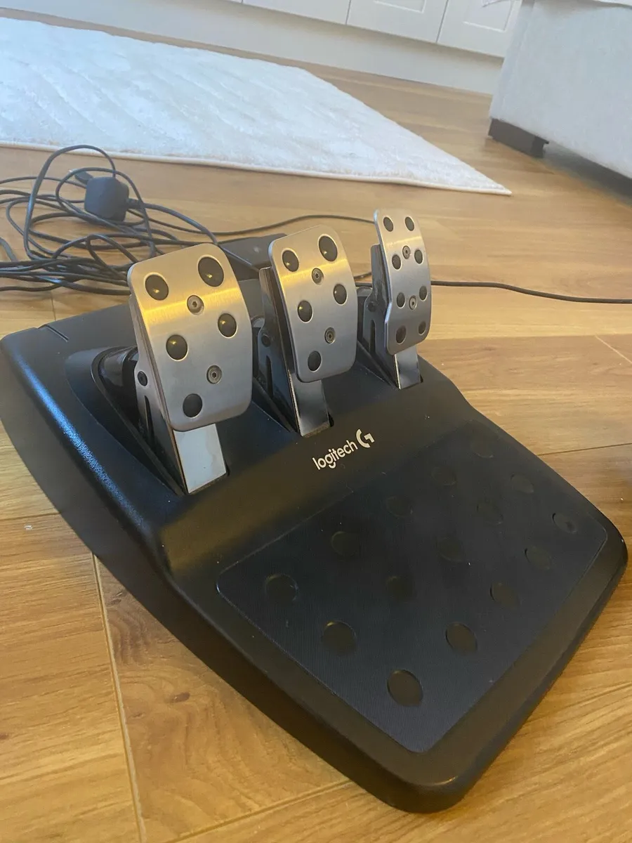 Logitech G29 PS4 Steering Wheel with Gearstick - Image 3